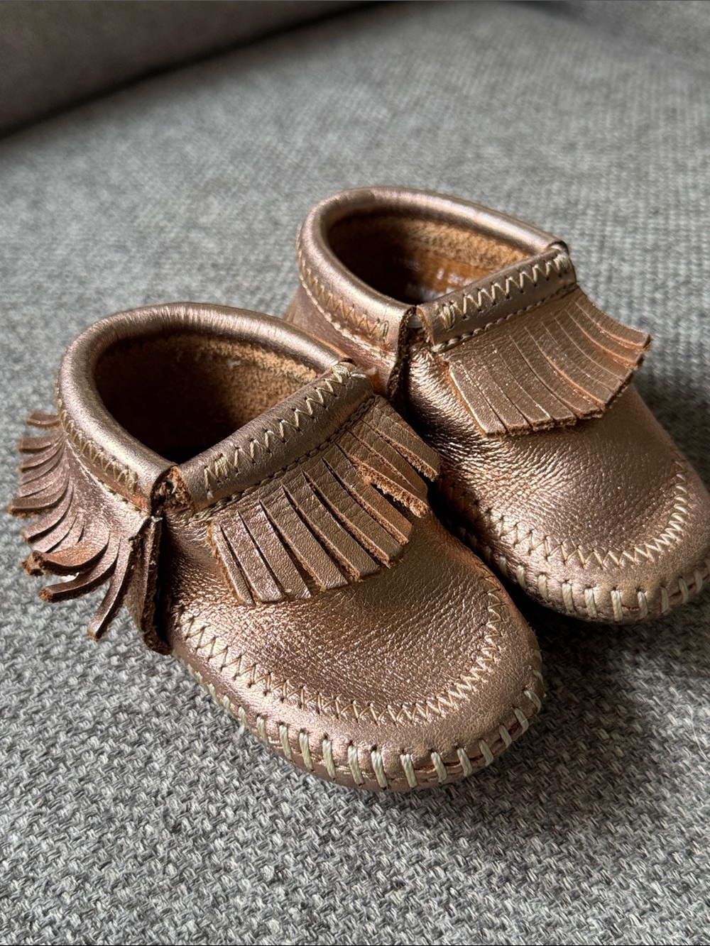 Minnetonka infant Metallic Rose Gold Fringe Moccasin Slip-On shoes size 2